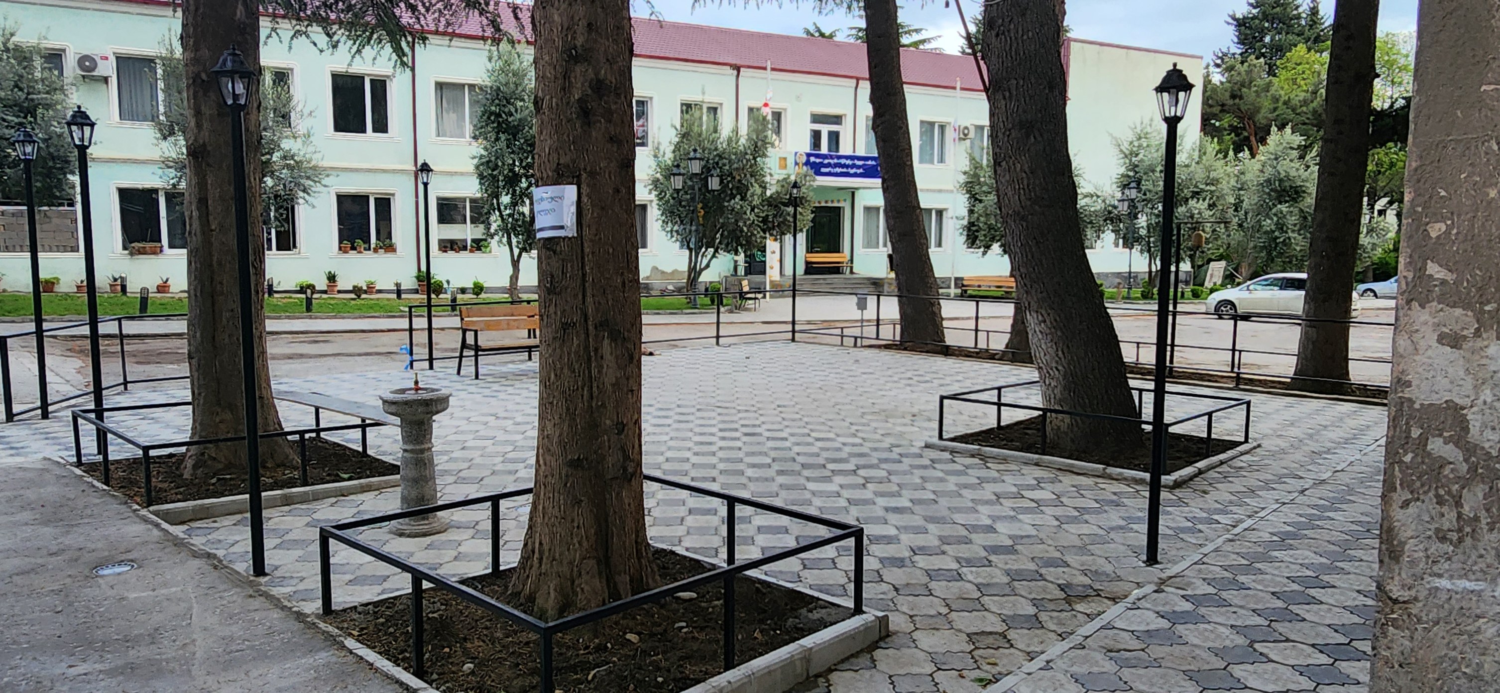 საქართველოს საპატრიარქოს წმიდა თამარ მეფის სახელობის გიმნაზიის, ხელოვნების სკოლა-პანსიონისა და ტბელ აბუსერისძის ტაძრის ეზოში, პატარა სკვერი გაიხსნა