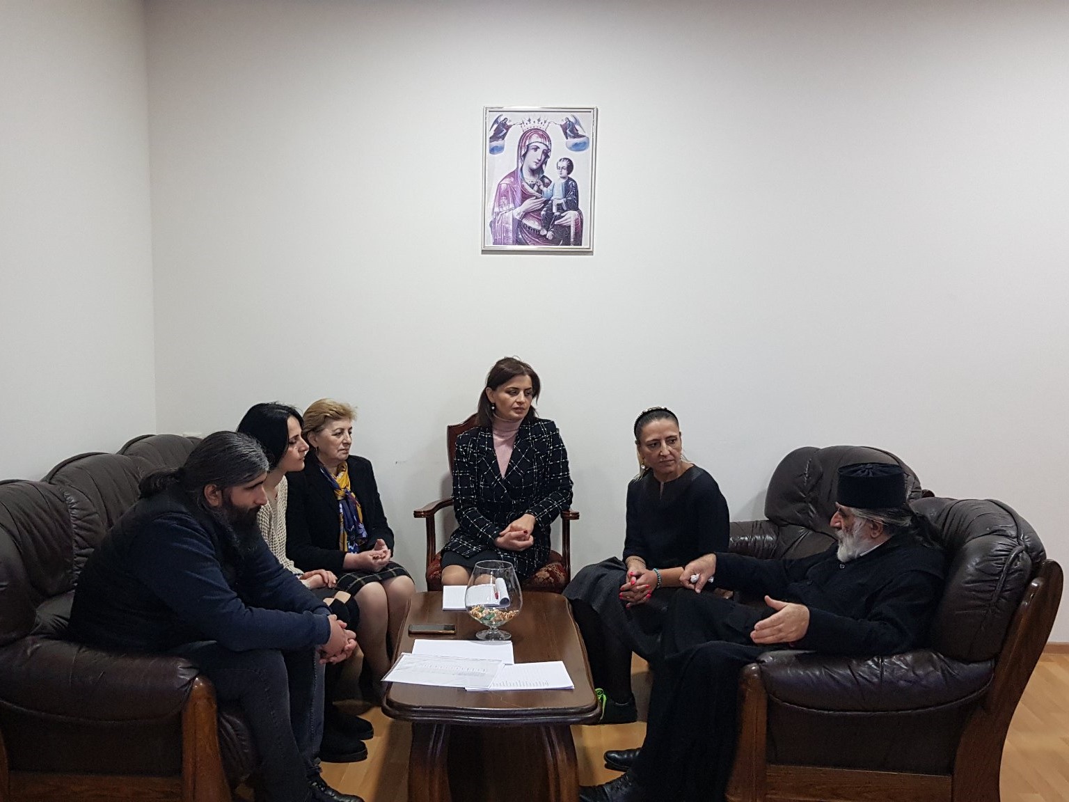 გიმნაზიაში მათემატიკის კათედრის სხდომა ჩატარდა, რომელსაც გიმნაზიის რექტორი, დეკანოზი მირიან სამხარაძე და სასწავლო პროცესების მენეჯერი მზიური კოჩალიძე ესწრებოდნენ