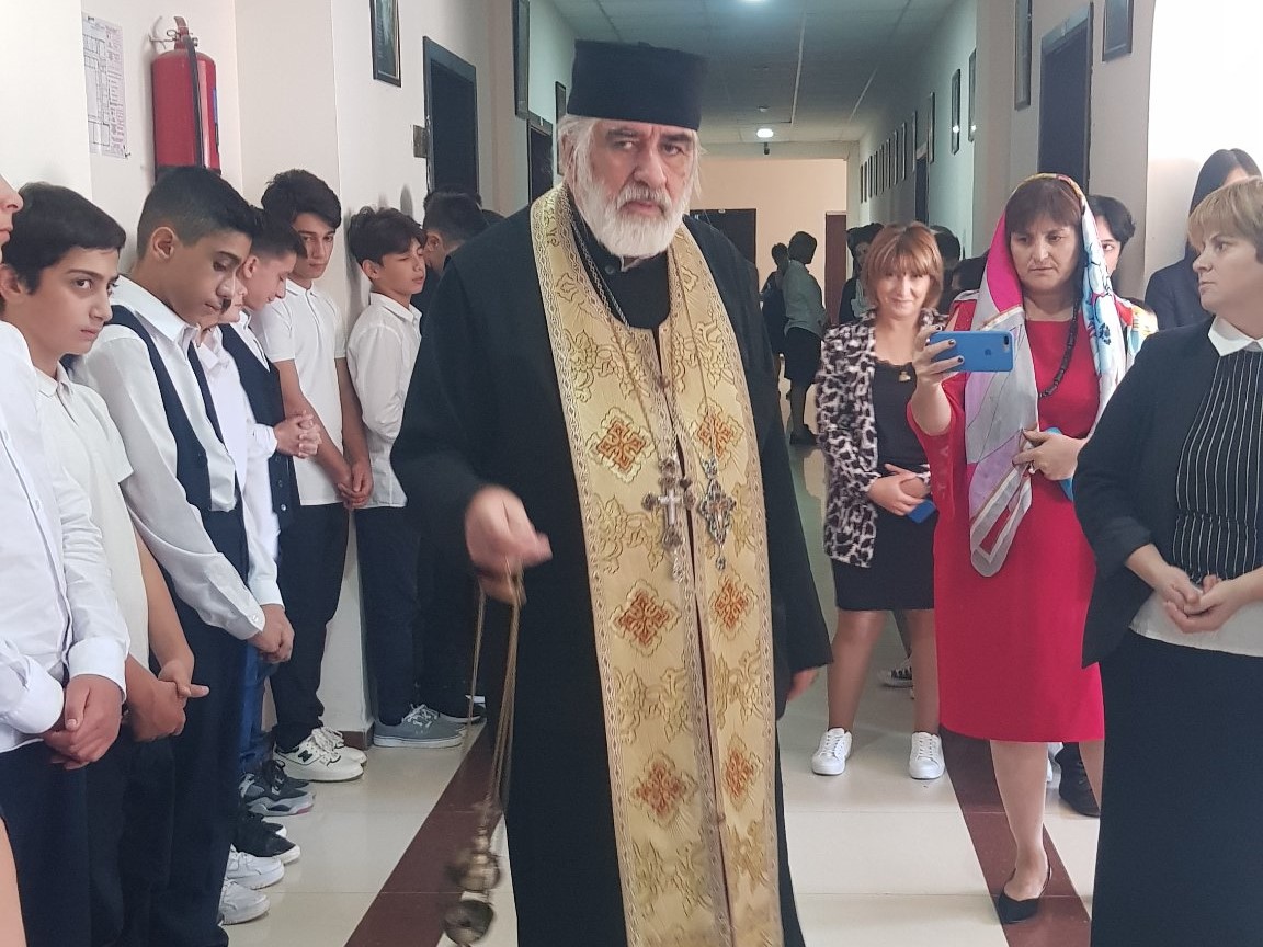 გიმნაზიის რექტორმა, დეკანოზმა მირიან სამხარაძემ, ახალ სასწავლო წელს, პირველი პარაკლისი აღავლინა