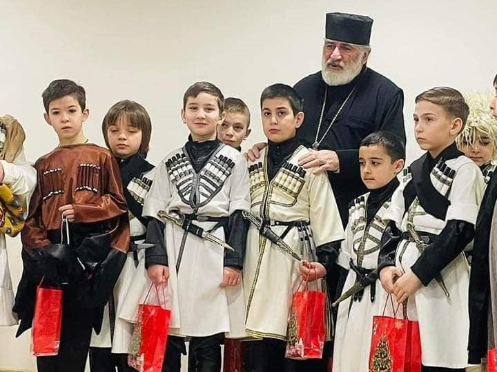 წმიდა თამარ მეფის სახელობის გიმნაზიის წმიდა მატათა მოციქულის სახელობის მე - 3 ბ კლასის მოსწავლეებმა (ხელმძღვანელი ქეთევან მოსულიშვილი) მოსწავლეებმა ხელოვნების სკოლა-პანსიონის ახალ საკონცერტო დარბაზში საშობაო-საახალწლო ღონისძიება გამართეს