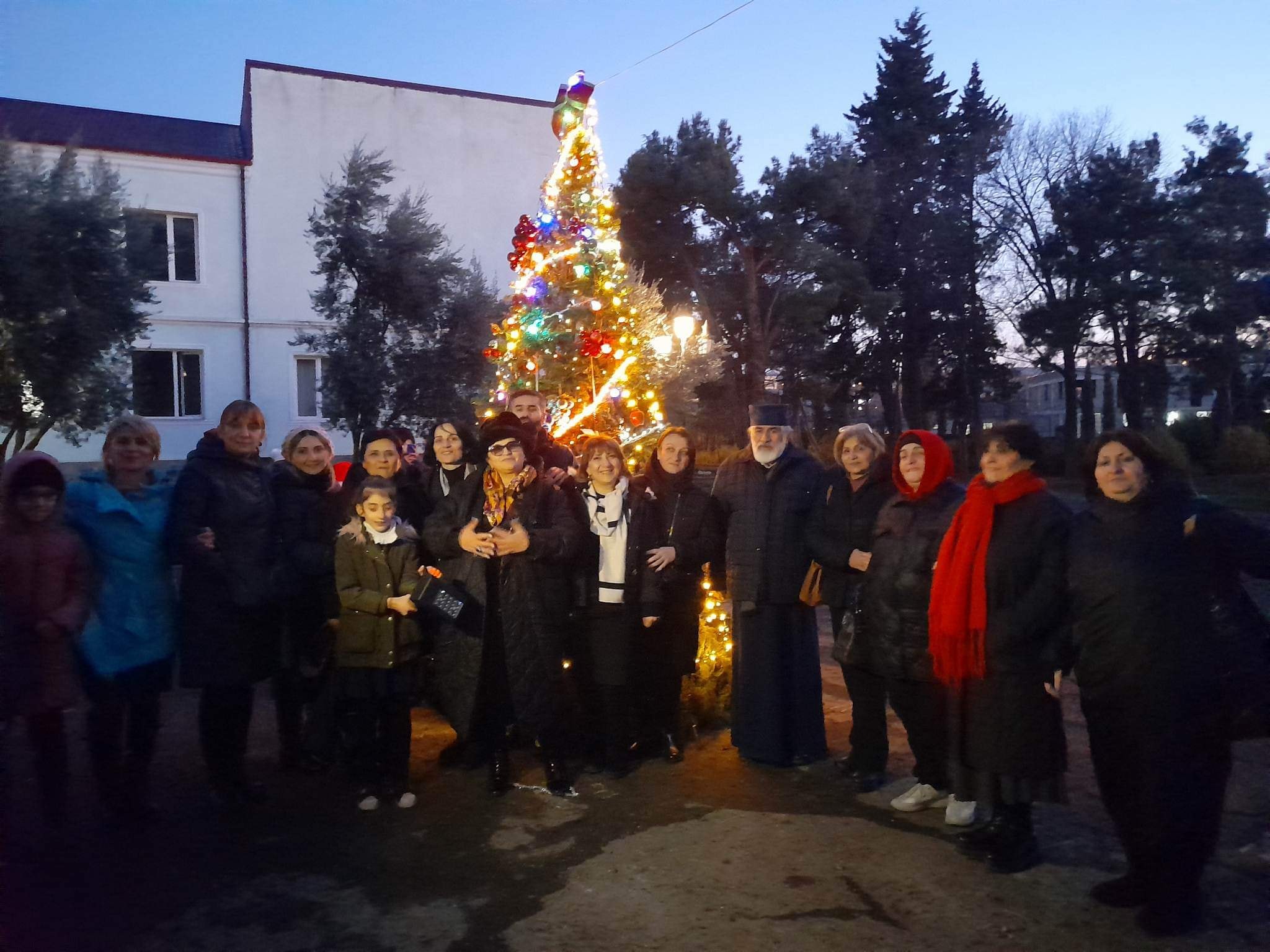 წმიდა თამარ მეფის სახელობის გიმნაზიის ეზოში საზეიმო ვითარებაში აინთო გიმნაზიის მთავარი საახალწლო ნაძვის ხე.