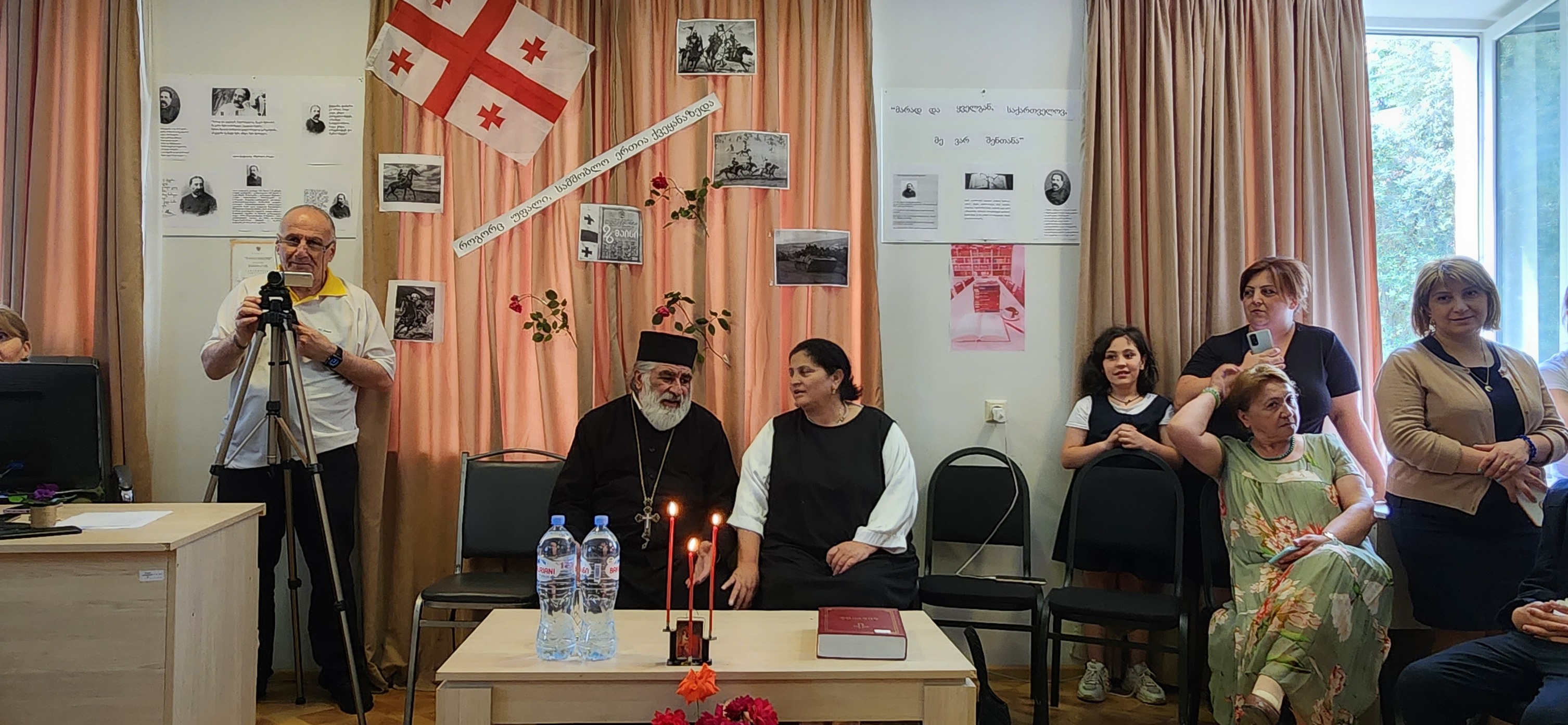 წმიდა თამარ მეფის სახელობის გიმნაზიელებმა ბიბლიოთეკაში,  თავისუფლების დღესასწაული შემოგვთავაზეს.....