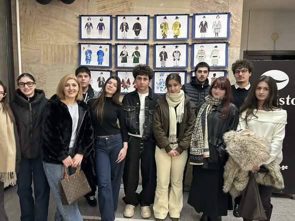 26.12.2025  სკოლა-გიმნაზიის XII ბ კლასის მოსწავლეები მოზარდ მაყურებელთა თეატრში იმყოფებოდნენ