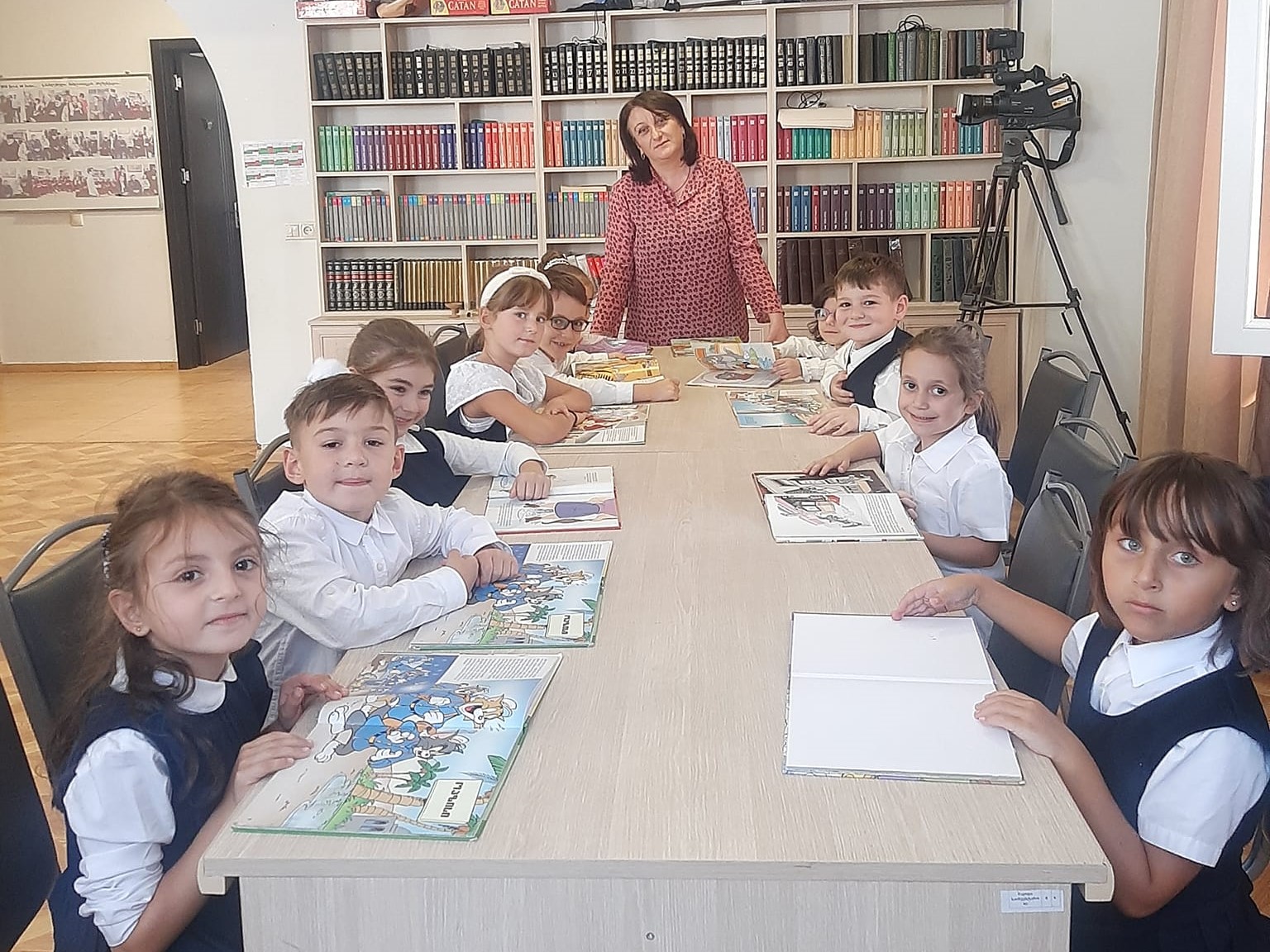 გიმნაზიის პირველკლასელები სტუმრად ბიბლიოთეკაში