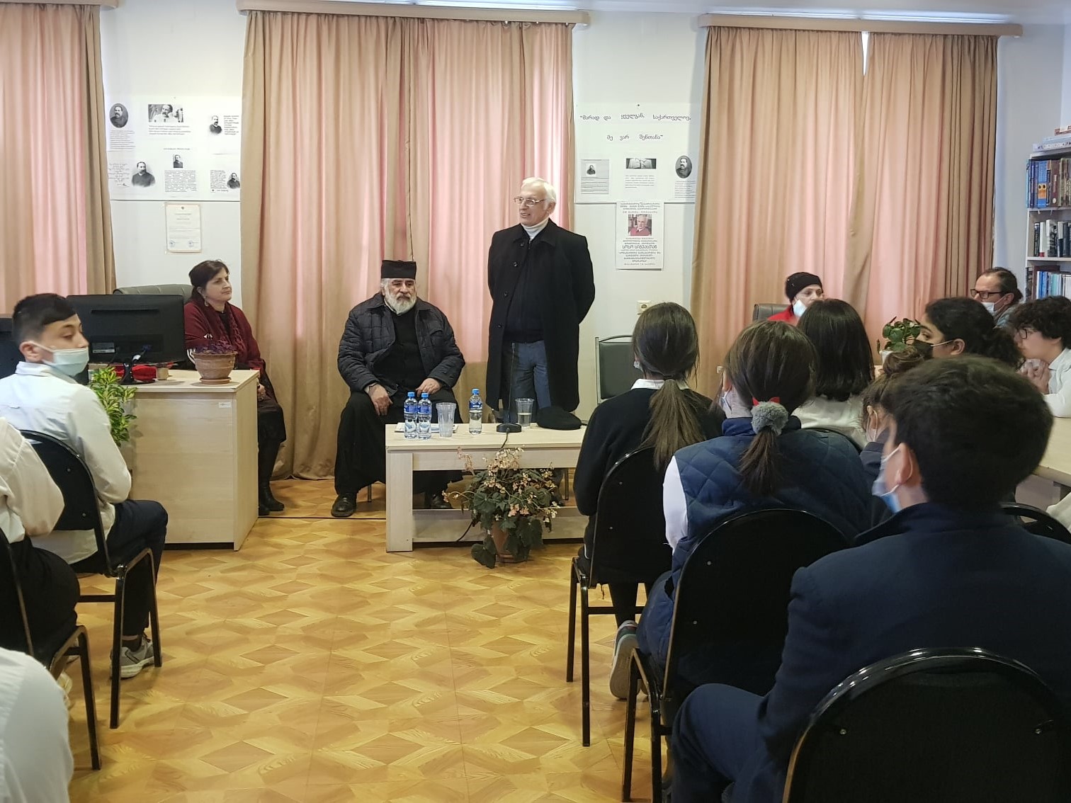 შეხვედრა ფილოლოგიის მეცნიერებათა დოქტორ, პროფესორ სოსო სიგუასთან