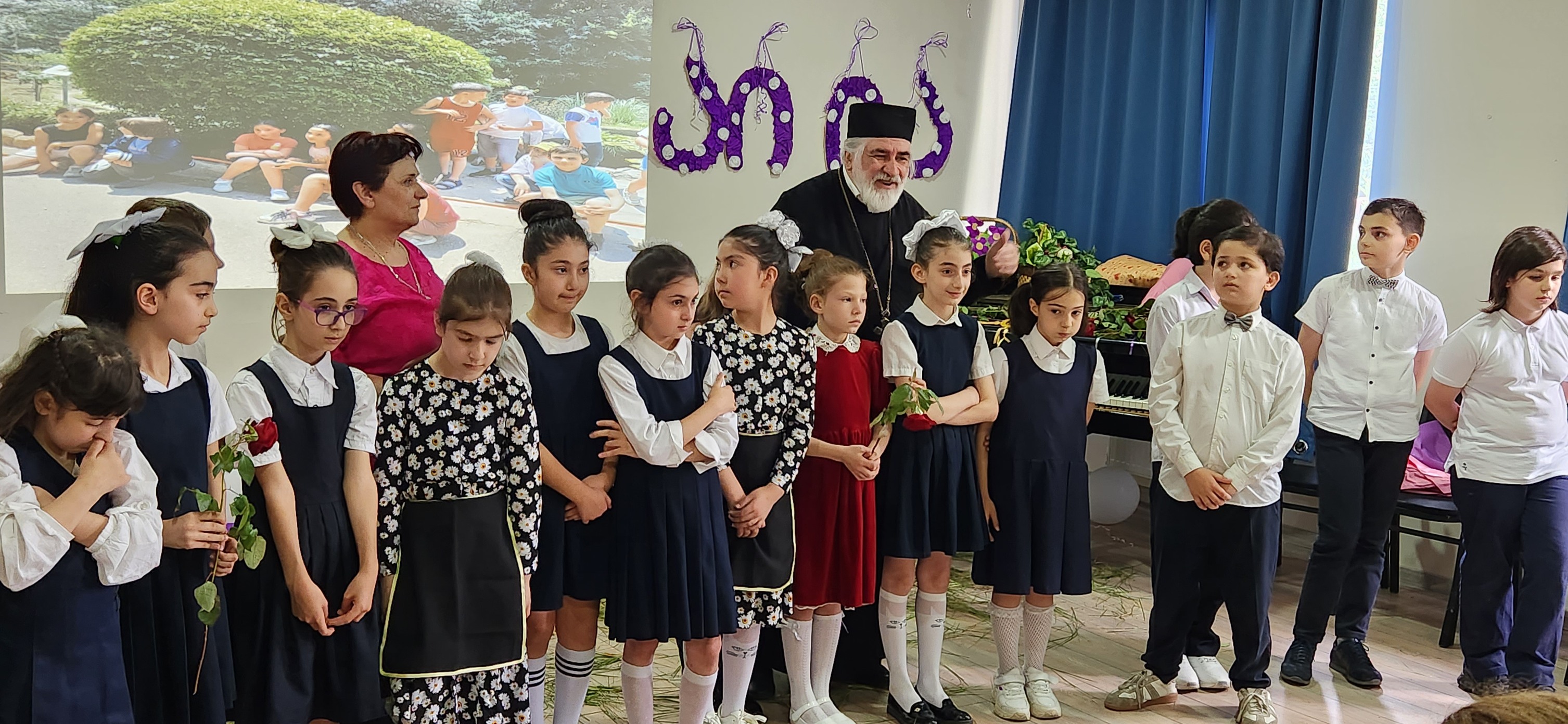 დედა-ენის გაცილების საზეიმო სადღესასწაულო სანახაობა  წარმოადგინეს მე - 4 ა კლასის მოსწავლეებმა