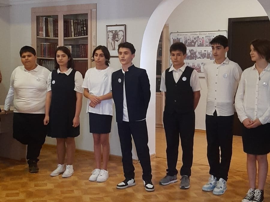 მე - 8 ბ კლასის მოსწავლეებმა, გოდერძი ჩოხელის შემოქმედებისადმი მიძღვნილი საღამო წარმოადგინეს