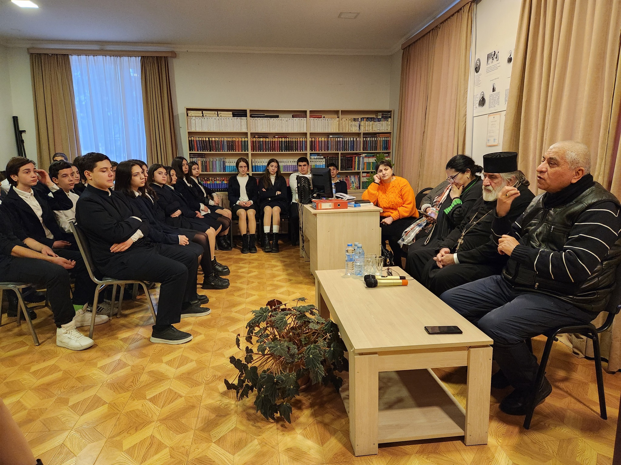 წმიდა თამარ მეფის სახელობის გიმნაზიაში, ისტორიისა და ლიტერატურის კლუბის ინიციატივით გაიმართა შეხვედრა - ისტორიის მეცნიერებათა დოქტორთან, საქართველოს სამოციქულო ეკლესიის მკვლევართან, პროფესორ სერგო ვარდოსანიძესთან......