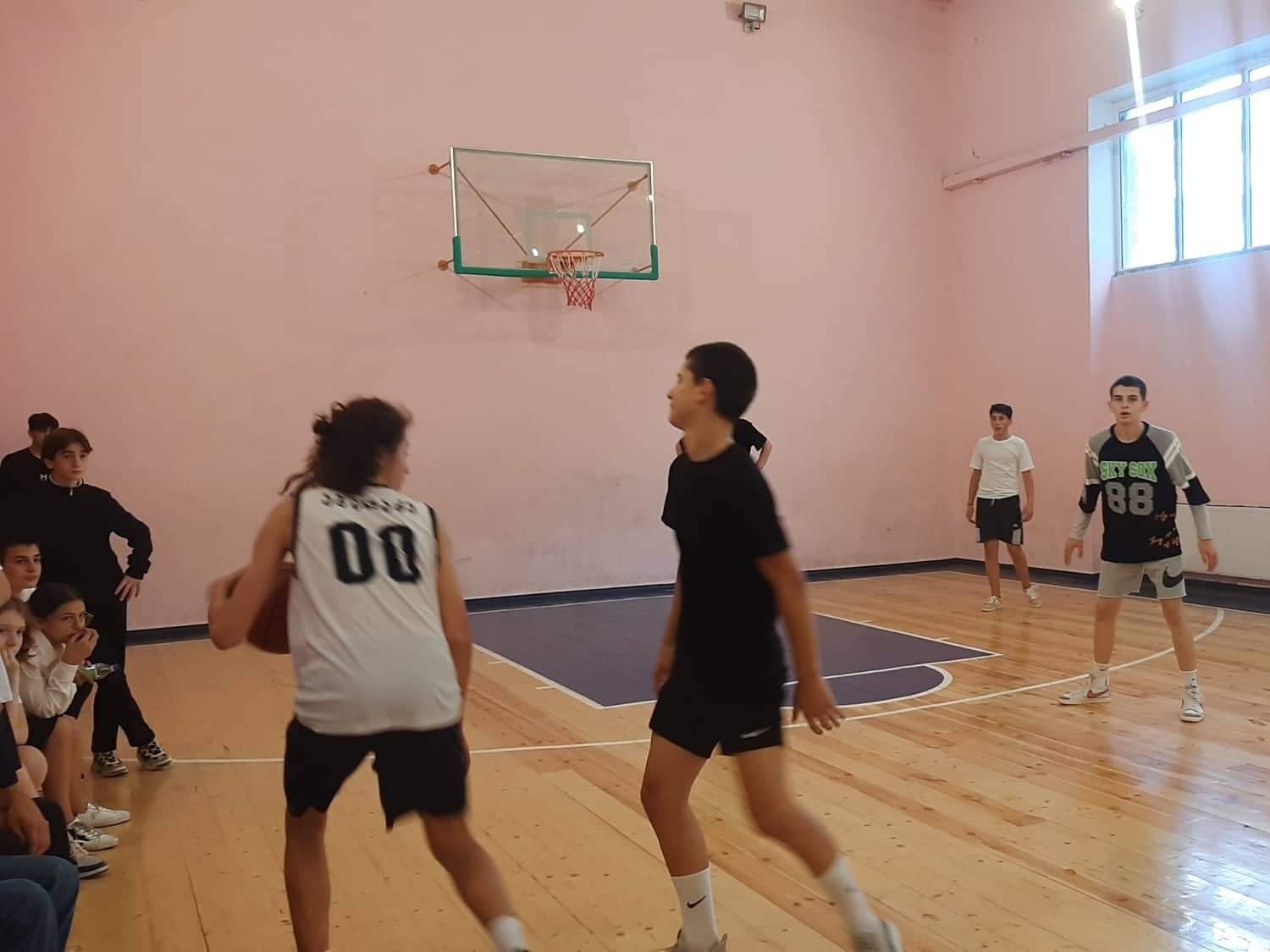 შიდა სასკოლო მატჩი ჩატარდა კალათბურთში, მე - 10 და მე - 11 კლასებს შორის