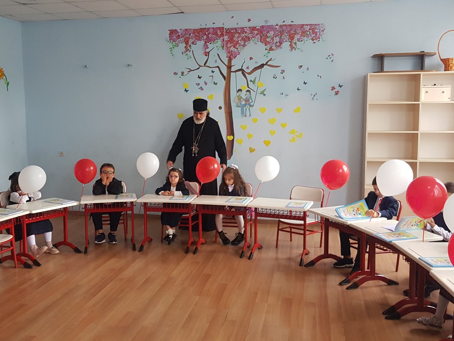 გიმნაზიის რექტორი, დეკანოზი მირიან სამხარაძე პირველი კლასის მოსწავლეებს და მათ მშობლებს შეხვდა და დალოცა