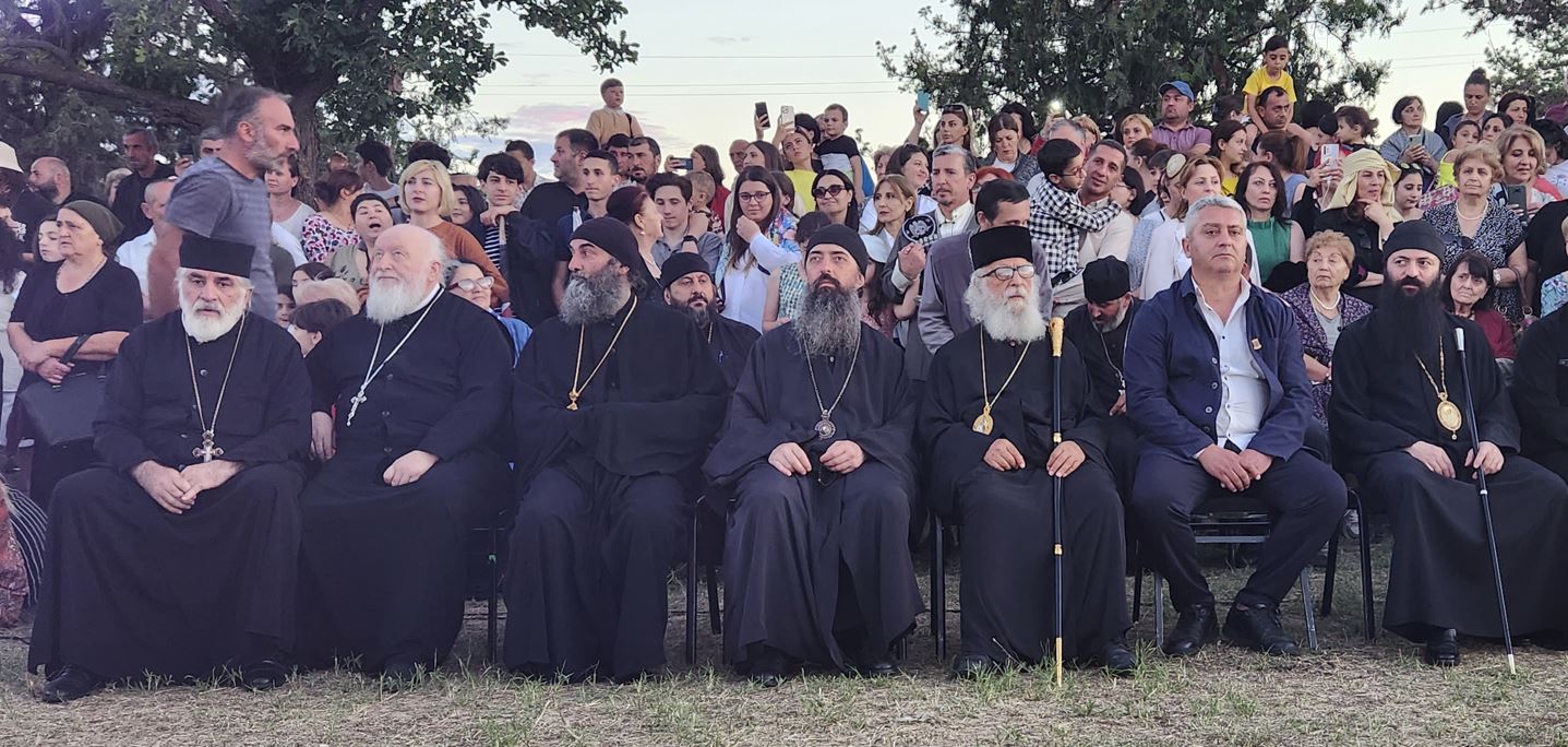 გიმნაზიის კურსდამტავრებული აბიტურიენტები, მარაბდის ველზე მღვდელმთავრებმა დალოცეს